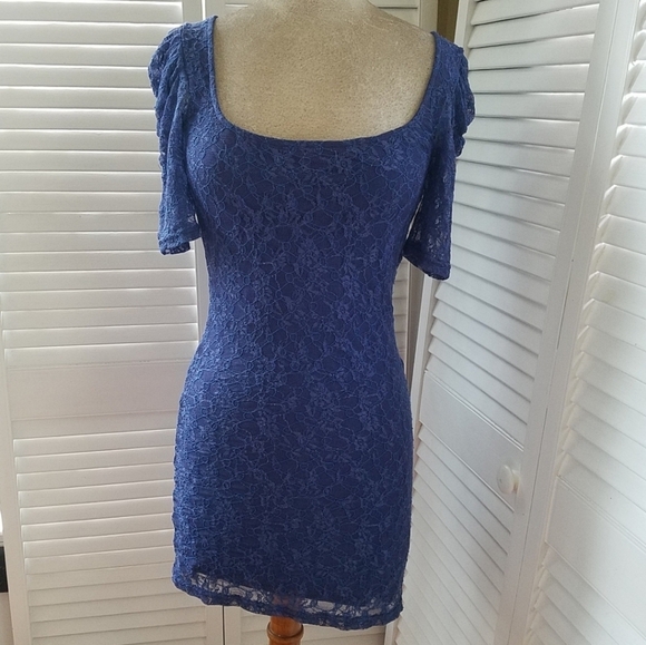 FREE PEOPLE LACE SCOOP NECK MINI BODYCON DRESS LINED BODY PUFFY ROUCHED SLEEVES - Picture 2 of 6